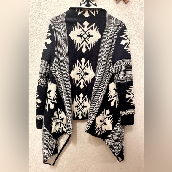 Navy and Cream Blanket Style Southwestern Print Cardigan with Waterfall Hem - Picture 4 of 5